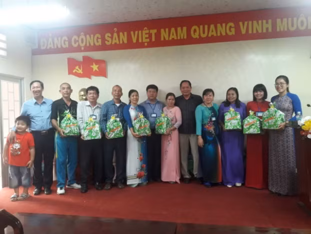 Công đoàn ngành GD Đồng Tháp tặng quà Tết cho giáo viên