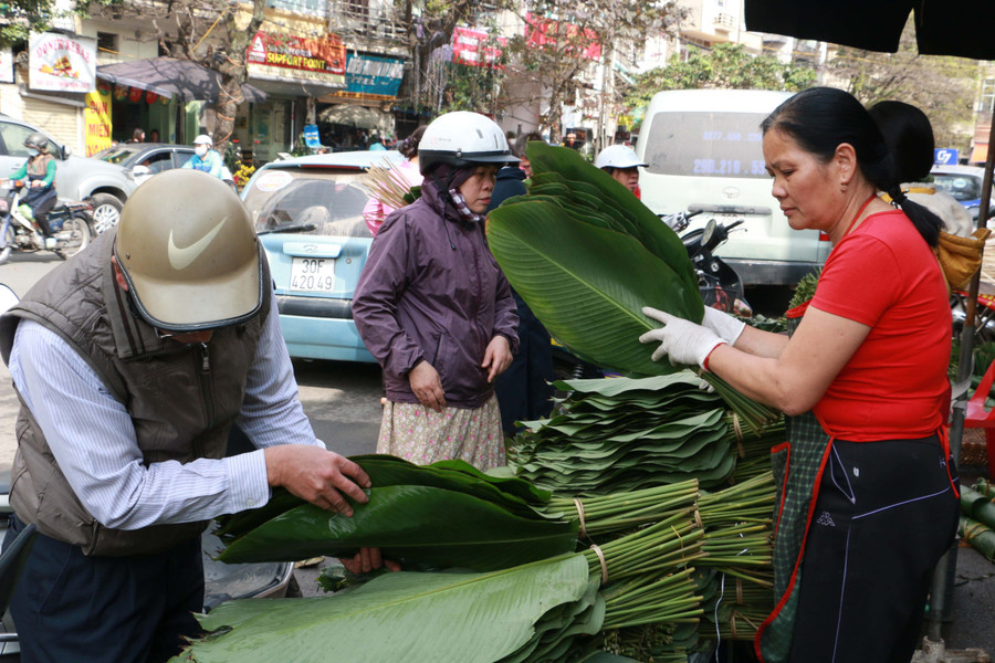 Năm nay khách đến chợ lá dong phần lớn là những khách lẻ, mua với số lượng ít.