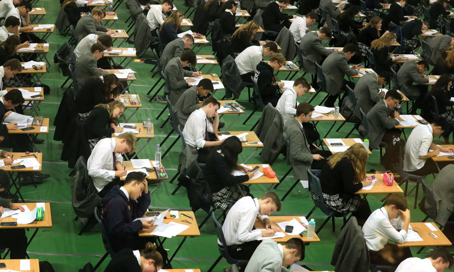 HS trung học ở London tham gia một kỳ thi GCSE
