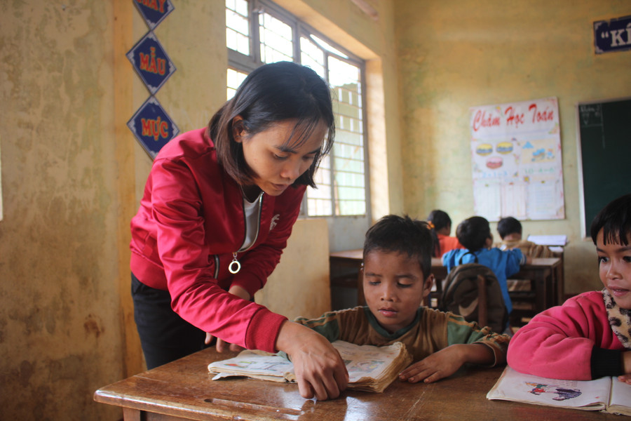Vượt chặng đường hơn 100km, xa nhà, xa các con nhưng cô Hằng vẫn hết lòng vì học sinh.