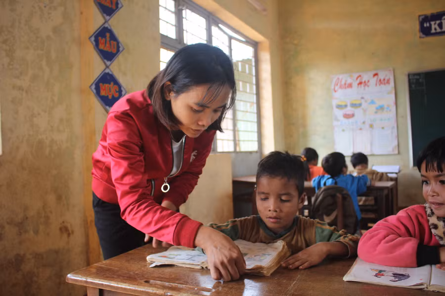 Vượt chặng đường hơn 100km, xa nhà, xa các con nhưng cô Hằng vẫn hết lòng vì học sinh.