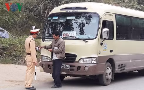 tài xế đùng đủ chiêu trò né tránh test nhanh ma túy trên tuyến lào cai hình 1 tai xe dung du chieu tro ne tranh test nhanh ma tuy tren tuyen lao cai hinh 1