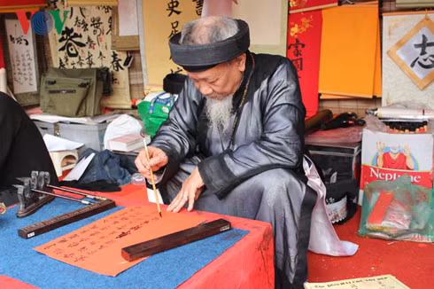 Ông đồ bên giấy đỏ, mực Tàu ngày xuân