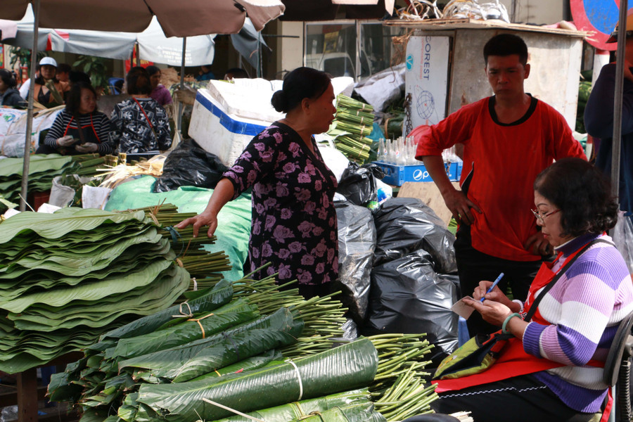 Khách năm nay vắng hơn những năm trước, nhiều tiểu thương lo lắng do đã nhập khá nhiều hàng.
