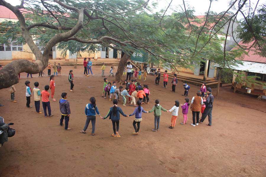 Các em học sinh mặc dù có cuộc sống nghèo khó nhưng vẫn cố gắng học tập để thay đổi tương lai.