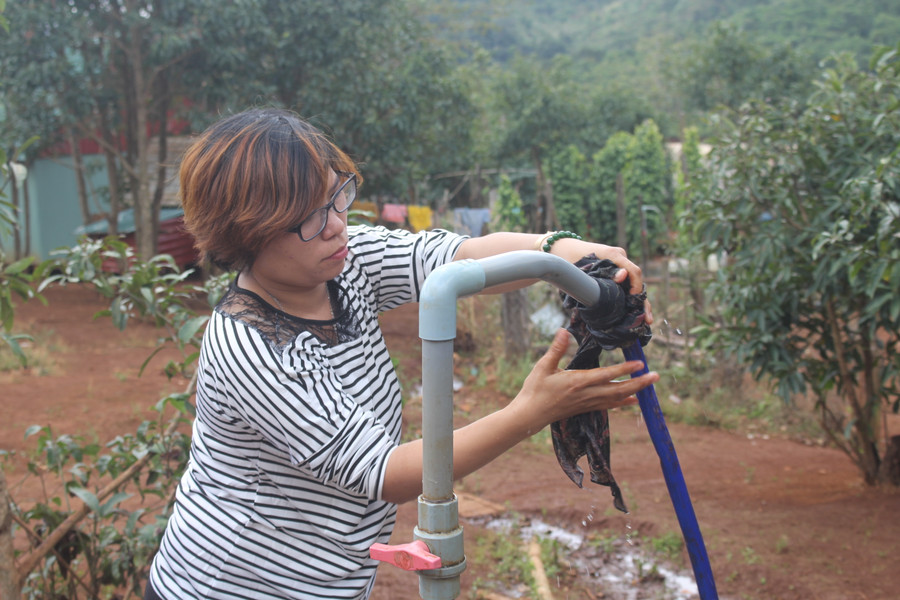 Cô Hiền không quên được cái đêm mùa mưa mà mọi người chật vật vượt đường sình lầy đưa một cô giáo đi cấp cứu.