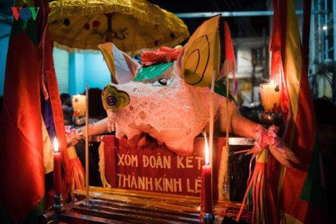 năm kỷ hợi, về thăm ngôi làng rước "ông lợn" đi bằng kiệu hình 1 nam ky hoi, ve tham ngoi lang ruoc "ong lon" di bang kieu hinh 1