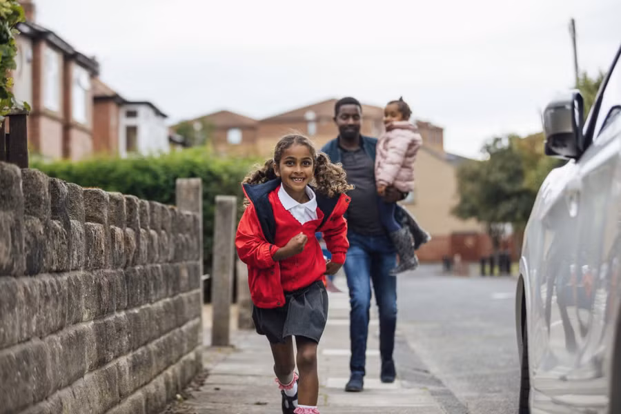 Học cách gắn kết với con trẻ hàng tháng (hình minh họa).