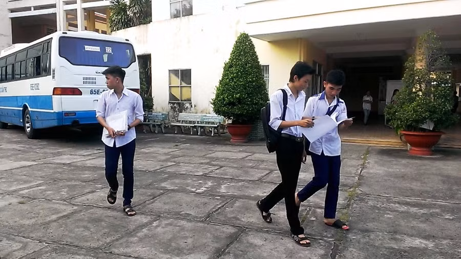 Thí sinh Bạc Liêu ra về sau khi thi xong môn Vật lý