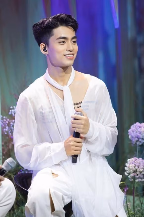 Hình ảnh của Việt Hoàng khi đổi nghệ danh là MONO và ra mắt MV mới.