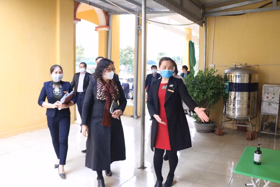 Cô Hiệu trưởng Đỗ Thị Lụa dẫn đoàn tới thăm khu nhà bếp bán trú tại trường.