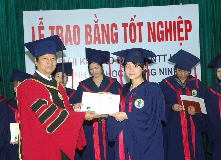 Thầy đã dành trọn tâm huyết để chắp cánh ước mơ, thắp lên ngọn lửa và truyền cảm hứng CNTT&TT cho biết bao thế hệ học trò. Thầy đã dành trọn tâm huyết để chắp cánh ước mơ, thắp lên ngọn lửa và truyền cảm hứng CNTT&TT cho biết bao thế hệ học trò.