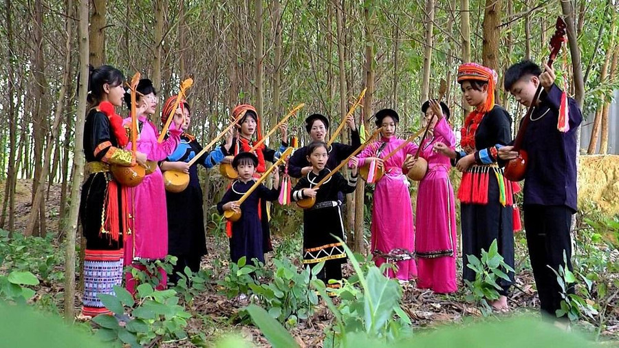 Cô giáo Chu Hải Hậu cùng học sinh tại lớp học hát then miễn phí.