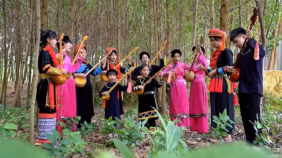 Cô giáo Chu Hải Hậu cùng học sinh tại lớp học hát then miễn phí. Cô giáo Chu Hải Hậu cùng học sinh tại lớp học hát then miễn phí.