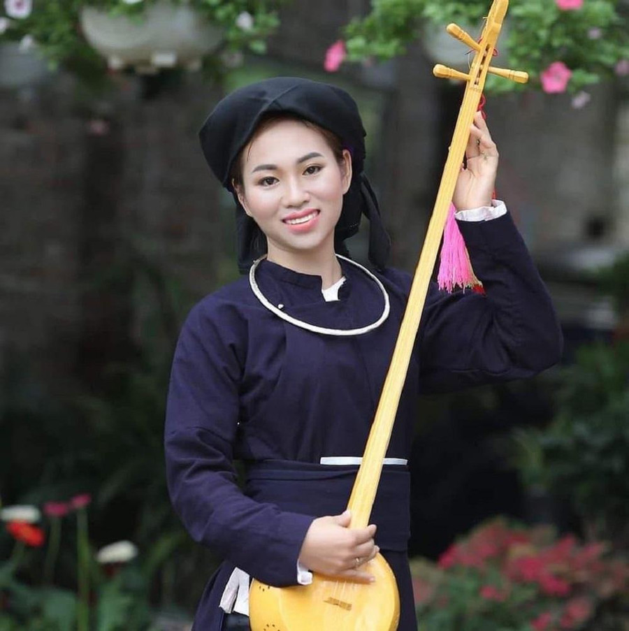 Cô giáo Chu Hải Hậu bên cây đàn tính.