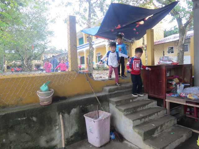 Nhà trường phải đập khấn cấp vách tướng phía bên cạnh sát nhà dân để tạo lối đi an toàn cho học sinh