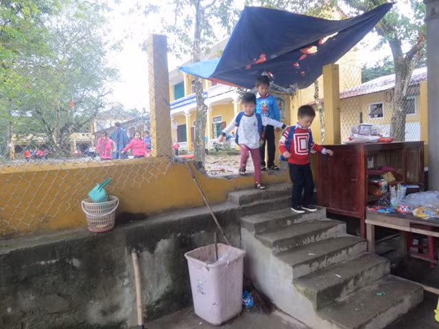 Nhà trường phải đập khấn cấp vách tướng phía bên cạnh sát nhà dân để tạo lối đi an toàn cho học sinh