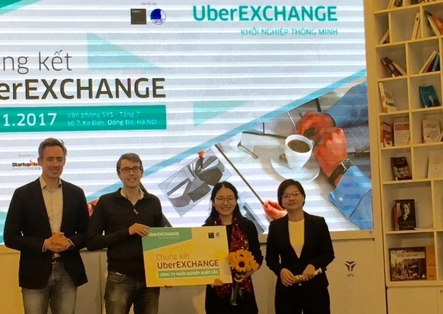 Đại diện Uber và Hội Liên hiệp thanh niên Việt Nam trao giải thưởng cho đội giành giải Nhất 