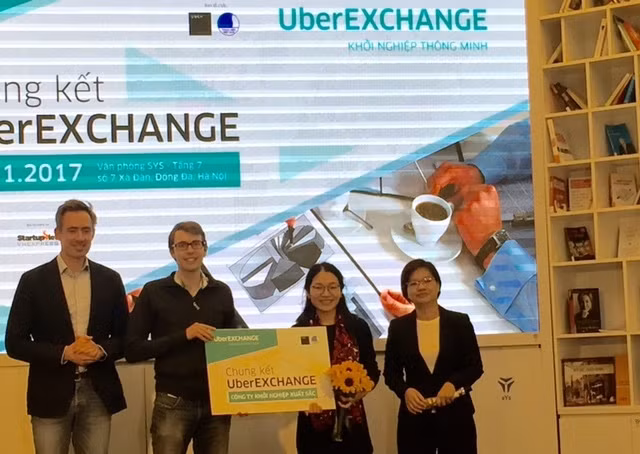 Đại diện Uber và Hội Liên hiệp thanh niên Việt Nam trao giải thưởng cho đội giành giải Nhất 