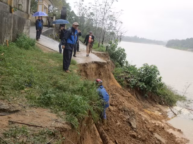 Điểm sạt lở ăn sâu vào mép tường 5 m có chiều dài gần 40m