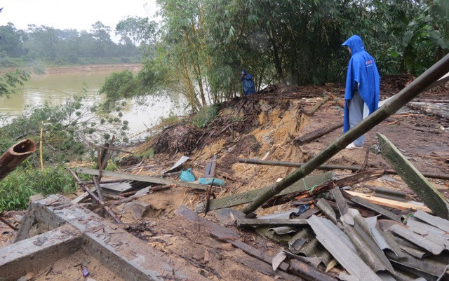 Người dân ở thượng nguồn sông Hương rất lo lắng về trình trạng sạt lở bờ sông kéo dài