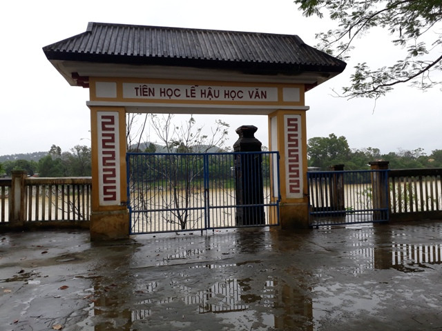 Sạt lở ngay trước cổng trường Sạt lở ngay trước cổng trường