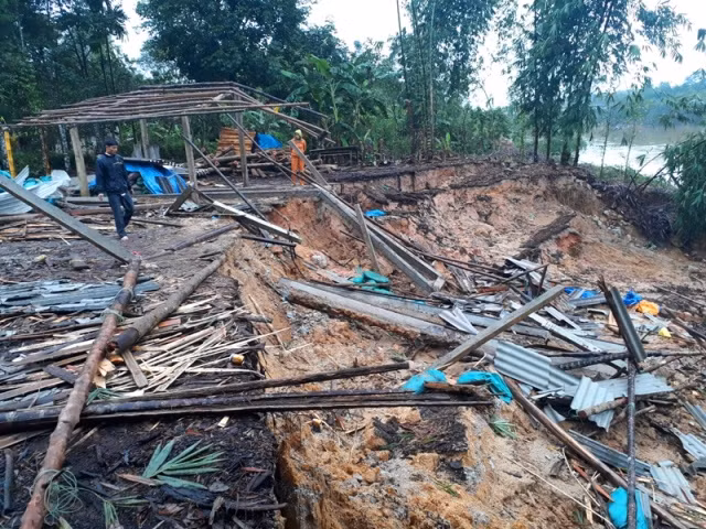 sạt lở rất nguy hiểm tại trường TH Hương Thọ