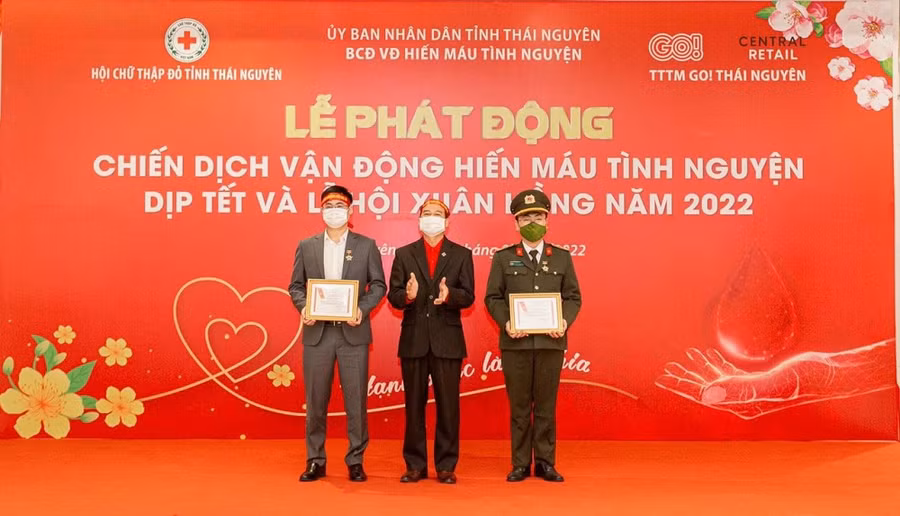 Trung ương Hội Chữ thập đỏ Việt Nam tặng kỷ niệm chương vì sự nghiệp nhân đạo cho thầy giáo trẻ