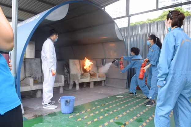 Giờ học thực hành xử lý những tình huống khẩn cấp trên máy bay