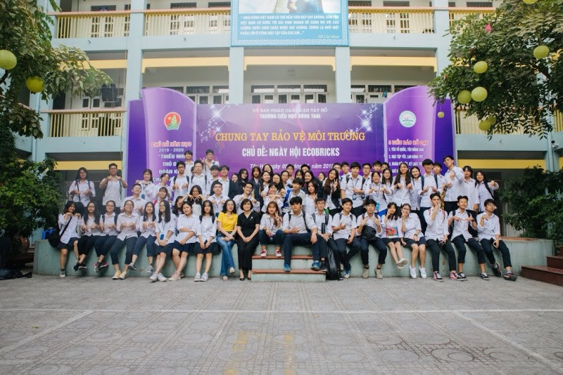 Nhóm thực hiện dự án MONOSPERMA chụp ảnh lưu niệm tại ngày hội ECOBRICK.