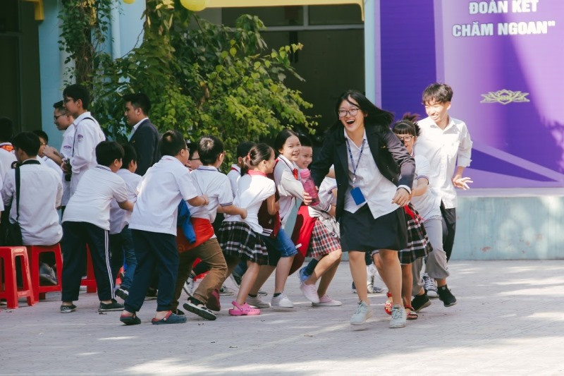 Các em học sinh tiểu học nhiệt tình tham gia các trò chơi do các anh chị THPT tổ chức.