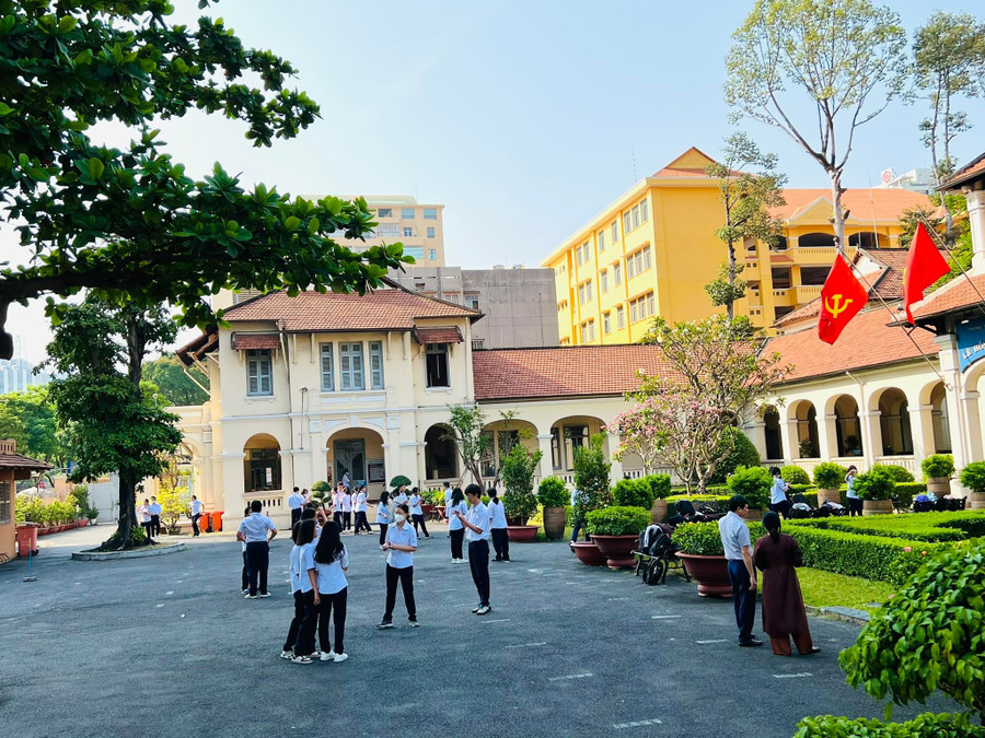 Học sinh Trường THPT chuyên Lê Hồng Phong giờ học Nhiếp ảnh trong sân trường. Học sinh Trường THPT chuyên Lê Hồng Phong giờ học Nhiếp ảnh trong sân trường.