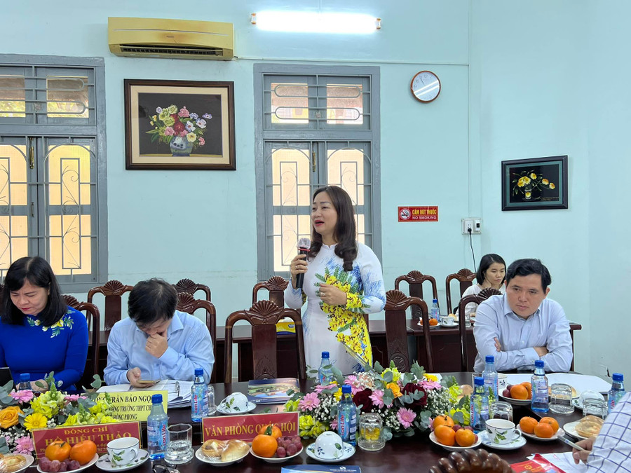 Cô Nguyễn Thị Ái Vân, tổ trưởng tổ Văn Trường THPT chuyên Lê Hồng Phong nêu ý kiến. Cô Nguyễn Thị Ái Vân, tổ trưởng tổ Văn Trường THPT chuyên Lê Hồng Phong nêu ý kiến.