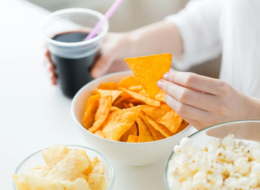 Giảm thiểu thực phẩm chế biến sẵn cũng được khuyến khích trong thời tiết lạnh. (Ảnh: ITN) Giảm thiểu thực phẩm chế biến sẵn cũng được khuyến khích trong thời tiết lạnh. (Ảnh: ITN)