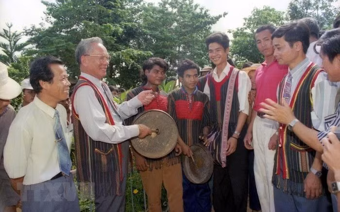 Hình ảnh về hoạt động đối nội của nguyên Chủ tịch nước Lê Đức Anh ảnh 25