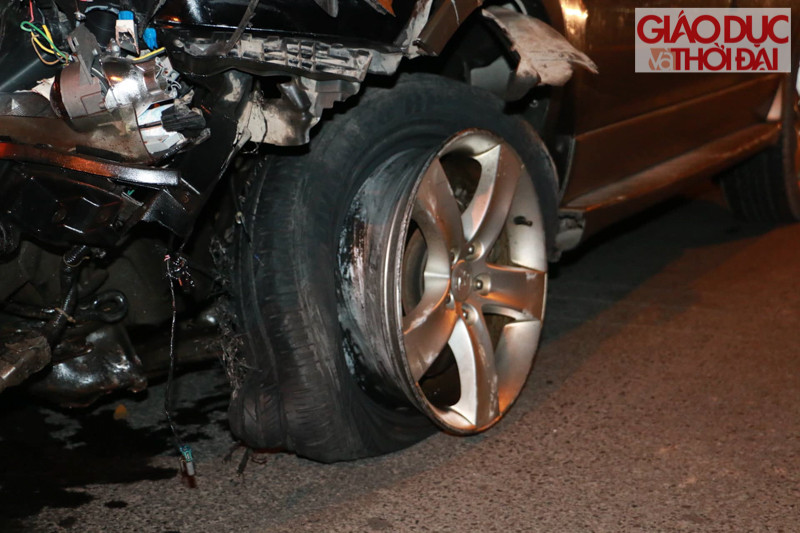 Chiếc "xe điên" dừng lại trên đường Láng Hạ với tình trạng hư hỏng nặng, nhiều mảnh vỡ kéo dài từ số 218 đường Láng cho tới đường Láng Hạ.