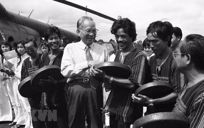 Hình ảnh về hoạt động đối nội của nguyên Chủ tịch nước Lê Đức Anh ảnh 22