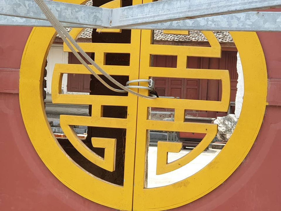 Cổng chính chùa luôn khóa chặt Trụ trì chùa Trung Hành dọa thả chó cắn nát mặt phật tử?