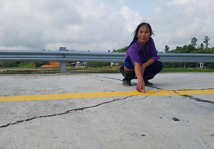 Cầu và đường gần 80 tỷ đồng xuất hiện vết nứt sau vài tháng bàn giao ảnh 3 Một số chỗ có vết nứt lớn, đút lọt cả ngón tay. Ảnh: Đức Hùng