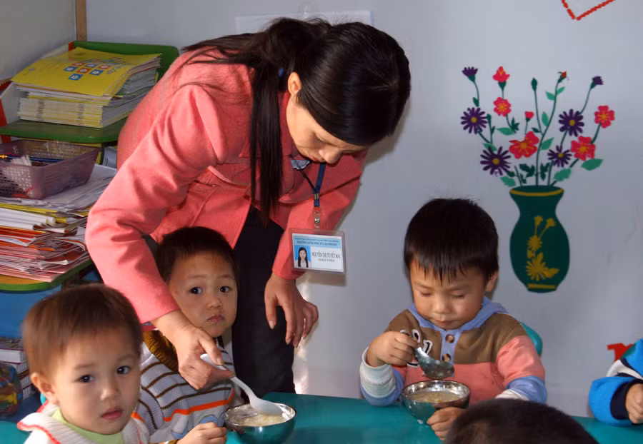 Giáo viên Trường Mầm non thị trấn Cao Phong (Hòa Bình) chăm lo cho bữa ăn học sinh. Ảnh: Hà Thành