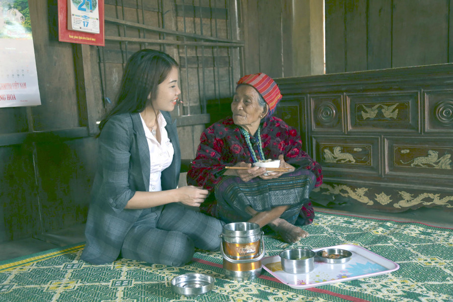 Giáo viên Trường Tiểu học Hướng Phùng hàng ngày tới chăm lo từng bữa ăn, giấc ngủ cho mẹ Miết Ảnh: T.G
