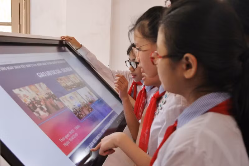 Các bạn trẻ tìm hiểu về tác giả - tác phẩm tại Thư viện Quốc gia (Hà Nội).