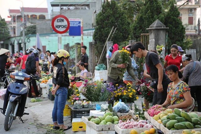 Họp chợ ngay dưới chân biển “Cấm họp chợ”