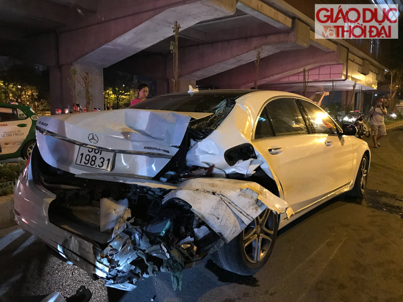 Chiếc Mercedes bị hư hại hoàn toàn phần đuôi xe.