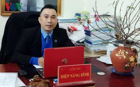 vì sao ông linh "nựng" bé gái trong thang máy được tại ngoại? hình 1 vi sao ong linh "nung" be gai trong thang may duoc tai ngoai? hinh 1