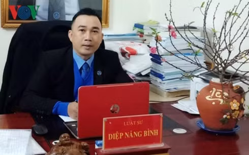 vi sao ong linh "nung" be gai trong thang may duoc tai ngoai? hinh 1