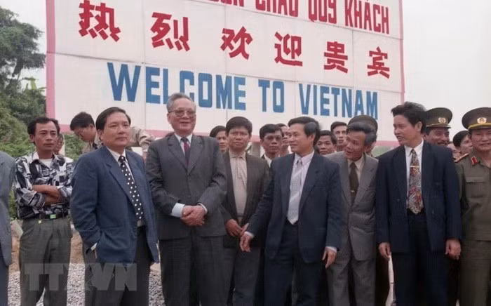 Hình ảnh về hoạt động đối nội của nguyên Chủ tịch nước Lê Đức Anh ảnh 16