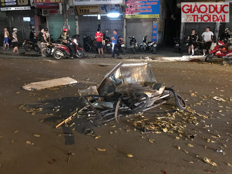 Chiếc xe rác của công nhân môi trường bị biến dạng hoàn toàn sau va chạm.