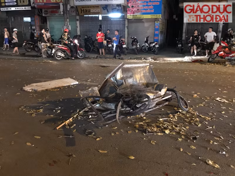 Chiếc xe rác của công nhân môi trường bị biến dạng hoàn toàn sau va chạm.