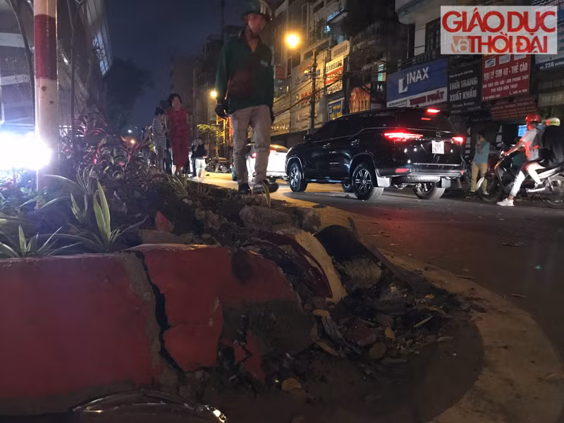 Phần giải phân cách đường sau va chạm mạnh cũng bị bung, vỡ.